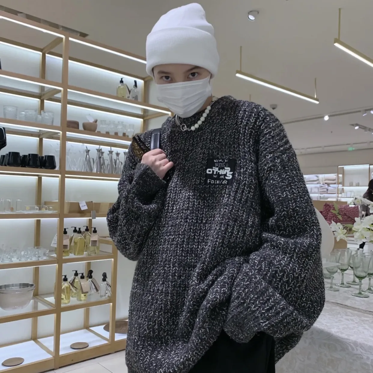 Tide brand high street retro slogan patch casual loose men and women with the same round neck knitted sweater
Tide brand high street retro slogan patch casual loose men and women with the same round neck knitted sweater