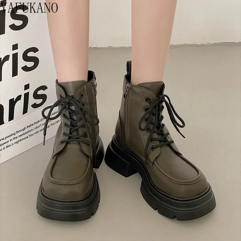 Black British Style Thick Bottom Short Boots 6Cm Chunky Heeled Motorcycle Boots Heightened Platform Front Lace-up Combat Boots
Black British Style Thick Bottom Short Boots 6Cm Chunky Heeled Motorcycle Boots Heightened Platform Front Lace-up Combat Boots