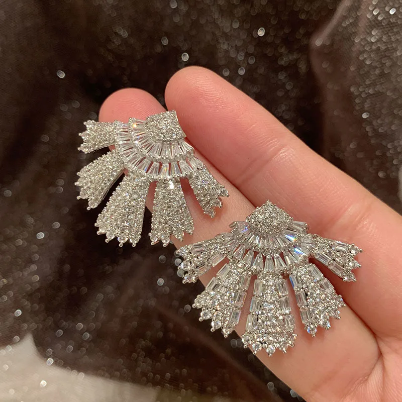 Fan-shaped skirt earrings sweet super flash zircon fireworks leaf eyelashes lace stud earring for women
Fan-shaped skirt earrings sweet super flash zircon fireworks leaf eyelashes lace stud earring for women