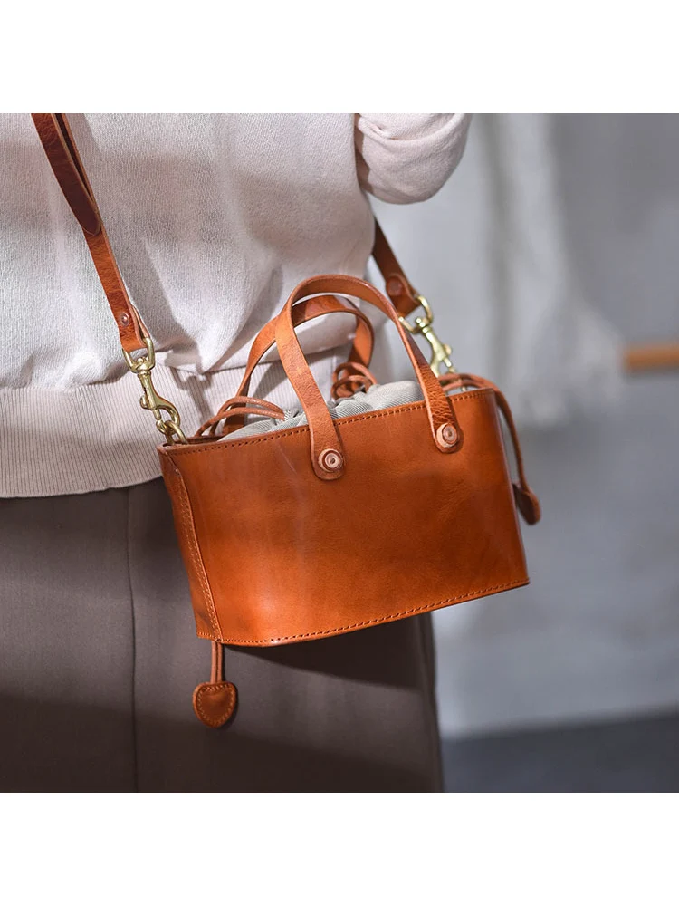 Retro simple high quality brown Genuine leather small square bag natural first layer cowhide messenger single shoulder handbag 
Retro simple high quality brown Genuine leather small square bag natural first layer cowhide messenger single shoulder handbag