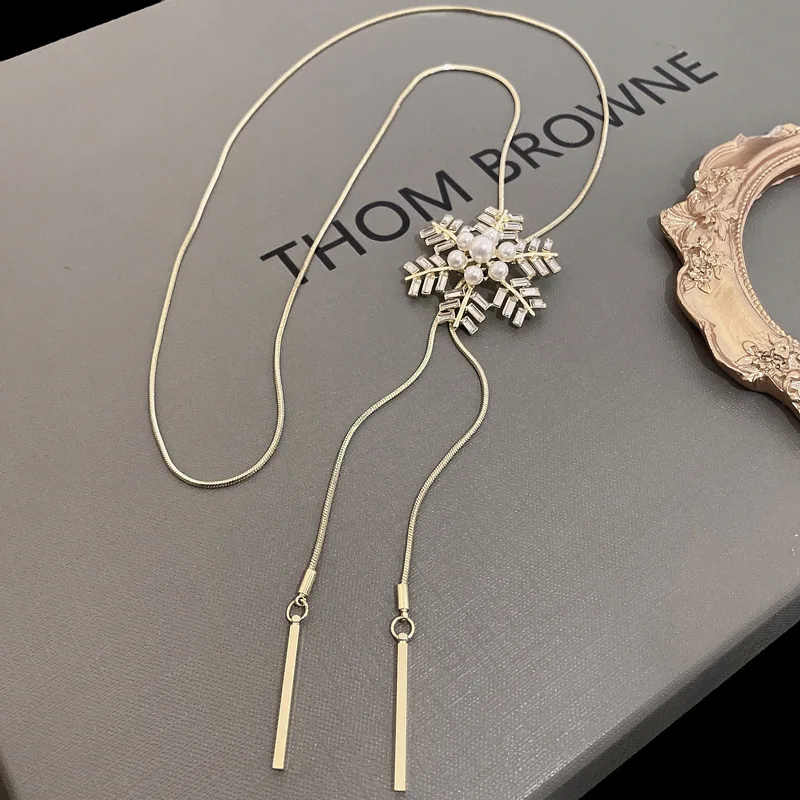 Winter new diamond pearl snowflake sweater chain fashion light luxury temperament necklace high sense everything collars
Winter new diamond pearl snowflake sweater chain fashion light luxury temperament necklace high sense everything collars