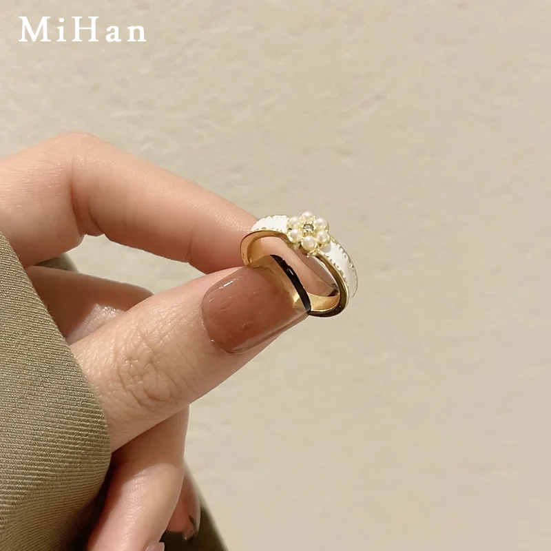Korean Rings for Women White Pearls Sweet Anillos Mujer Fashion Luxury Index Finger Golden Flowers Jewelry for Women Fashion
Korean Rings for Women White Pearls Sweet Anillos Mujer Fashion Luxury Index Finger Golden Flowers Jewelry for Women Fashion