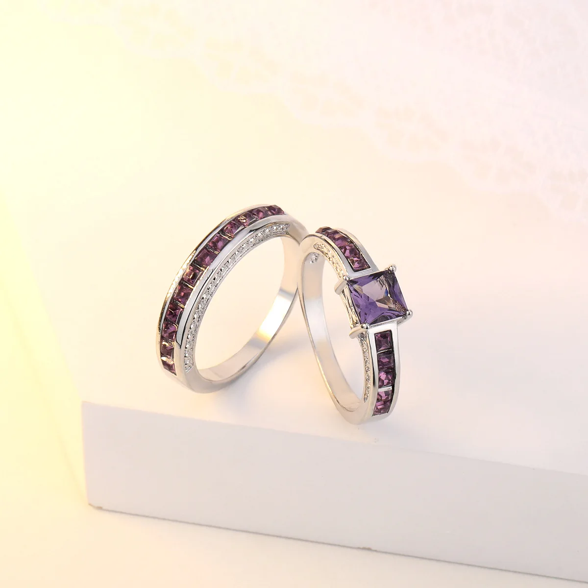 

Женское кольцо из серебра 925 пробы с инкрустированным аметистом квадратным бриллиантом