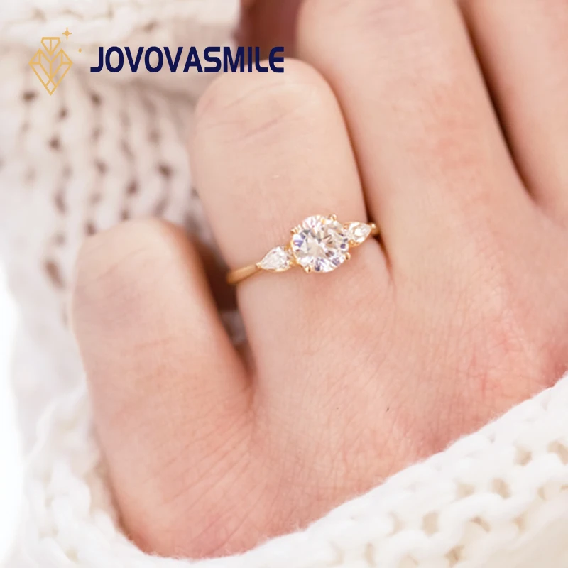 JOVOVASMILE Moissanite Wedding Rings Gold 18k 6.5mm Approximately 1.0 Carat Brilliant Cut Three-Stone Engagement Simple Band
JOVOVASMILE Moissanite Wedding Rings Gold 18k 6.5mm Approximately 1.0 Carat Brilliant Cut Three-Stone Engagement Simple Band