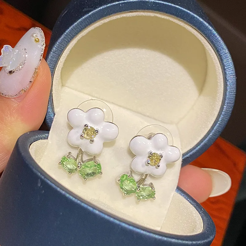 Модные маленькие серьги в виде молочного белого цветка для женщин
Модные маленькие серьги в виде молочного белого цветка для женщин