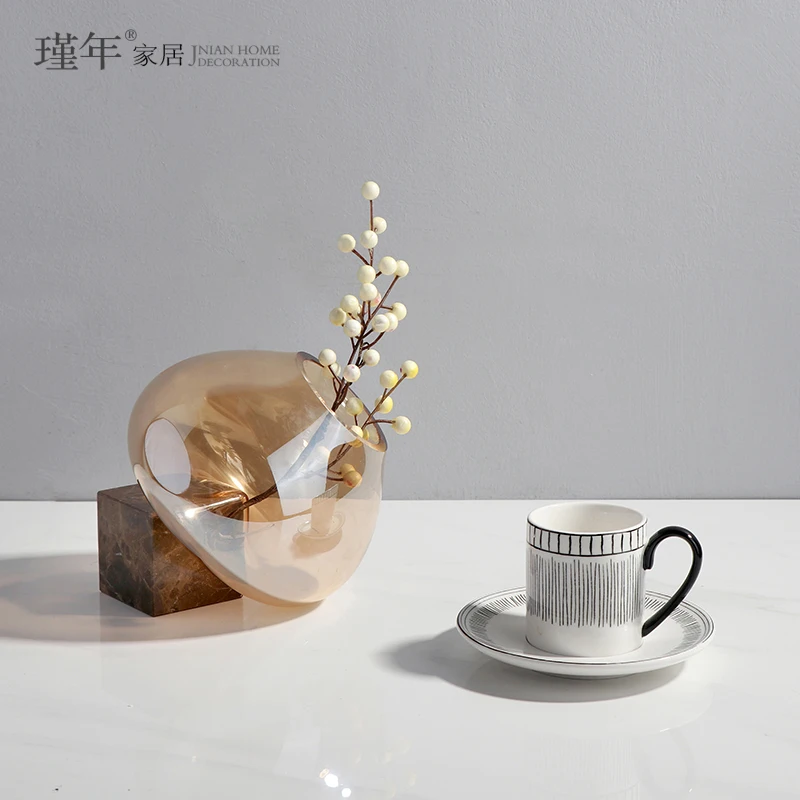 Simple and modern creative geometric square glass vase decoration restaurant coffee table desktop flower device
Simple and modern creative geometric square glass vase decoration restaurant coffee table desktop flower device