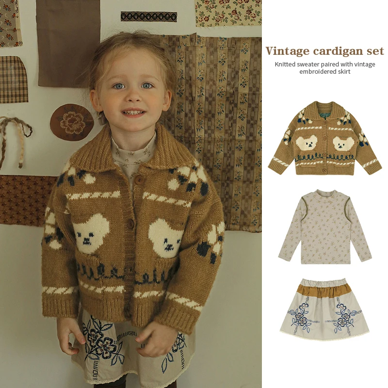 2023 Fall and Winter AM Children Retro Clothing Set Girls Korean Style Bear Lapel Knitted Jacket Floral Bottoming Shirt Suit
2023 Fall and Winter AM Children Retro Clothing Set Girls Korean Style Bear Lapel Knitted Jacket Floral Bottoming Shirt Suit