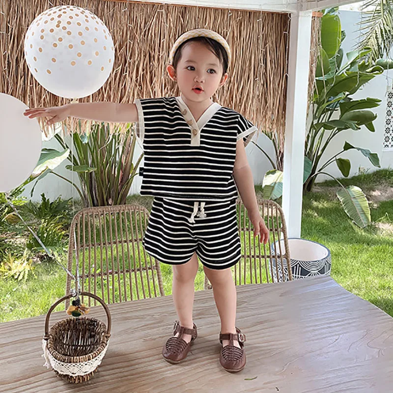2022 New Summer Children's Clothing Set Girls Black And White Stripe Cotton V-neck Vest Bow Top + Shorts Casual Fashion Set
2022 New Summer Children's Clothing Set Girls Black And White Stripe Cotton V-neck Vest Bow Top + Shorts Casual Fashion Set
