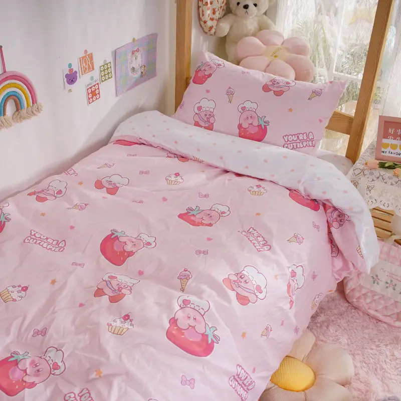 Милые Мультяшные простыни с рисунком из аниме Kirby, пододеяльник, товары для дома, набор из 3 предметов, предметы для студентов, детские подарки
Милые Мультяшные простыни с рисунком из аниме Kirby, пододеяльник, товары для дома, набор из 3 предметов, предметы для студентов, детские подарки