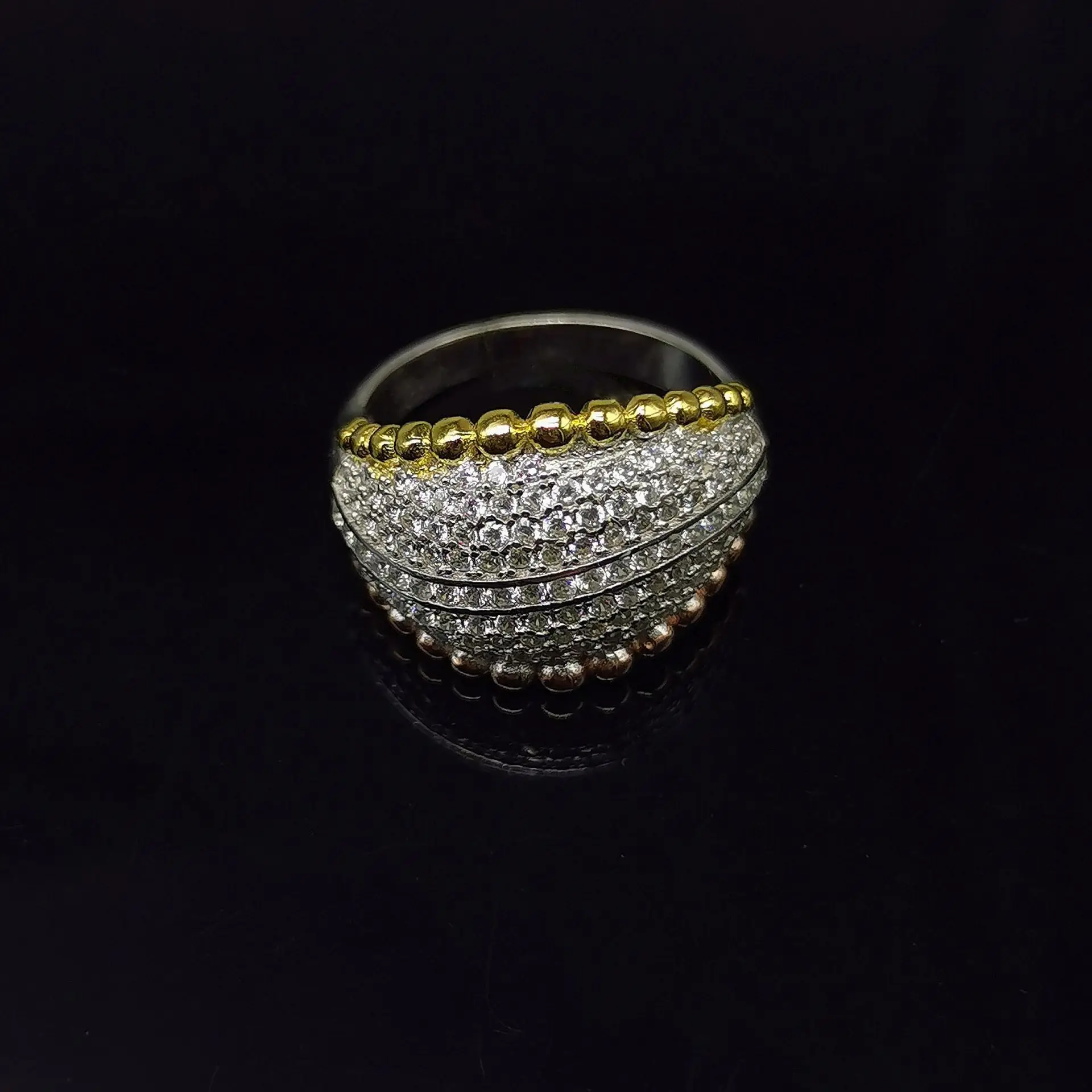New S925 Silver European and American Beaded Wide Faced Full Diamond Ring with Gold Plated Color Separation for Men and Women
New S925 Silver European and American Beaded Wide Faced Full Diamond Ring with Gold Plated Color Separation for Men and Women