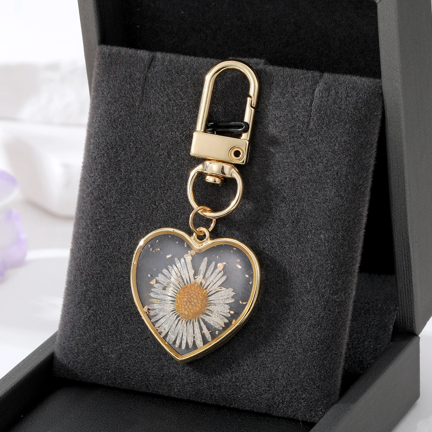 Heart Clear Real Dried Flower Resin Daisy Petal Pendant Metal Key Chain Rotationable Clasp Keyring Key Holder Party Gift Jewelry
Heart Clear Real Dried Flower Resin Daisy Petal Pendant Metal Key Chain Rotationable Clasp Keyring Key Holder Party Gift Jewelry