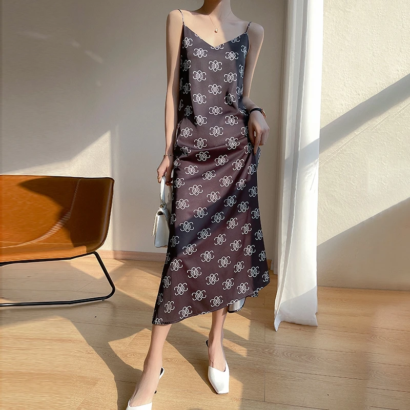 Spring And Summer New Women's Slim Print Dress Satin Floral Long Suspenders One-Shoulder Pullover Ice Silk Dress
Spring And Summer New Women's Slim Print Dress Satin Floral Long Suspenders One-Shoulder Pullover Ice Silk Dress