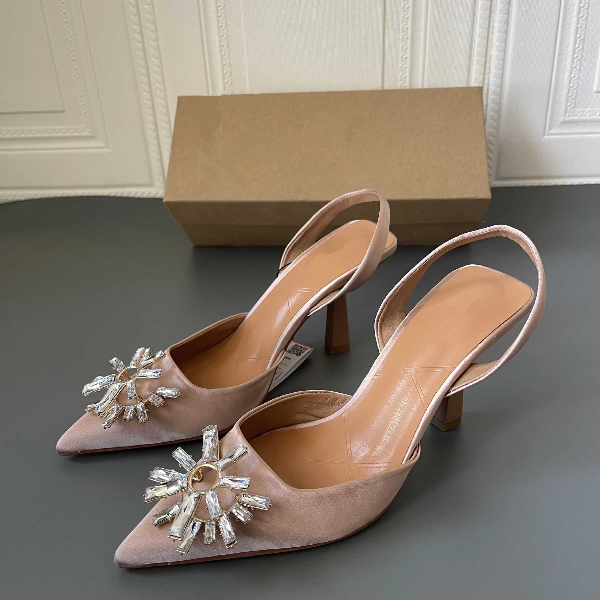 High Heels Pointed Toe Women's Low-Heeled Shoes Sandals Ladies 2021 Navy Blue Pumps Shallow Mouth Roman Style Spikes Casual Stra
High Heels Pointed Toe Women's Low-Heeled Shoes Sandals Ladies 2021 Navy Blue Pumps Shallow Mouth Roman Style Spikes Casual Stra