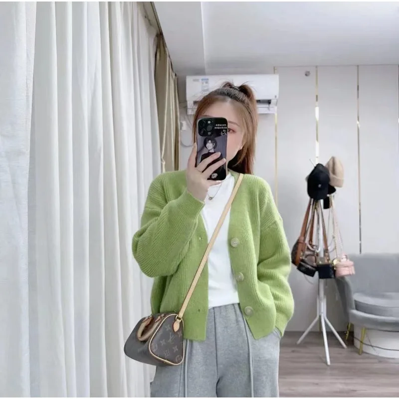 Autumn and winter new V-neck net color lazy style small fresh age reduction long sleeve fashion foreign top trend 
Autumn and winter new V-neck net color lazy style small fresh age reduction long sleeve fashion foreign top trend