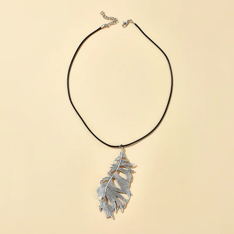 New 2022 Vintage Alloy Feather Single Layer Necklace With Irregular Personality Clavicle Chain
New 2022 Vintage Alloy Feather Single Layer Necklace With Irregular Personality Clavicle Chain