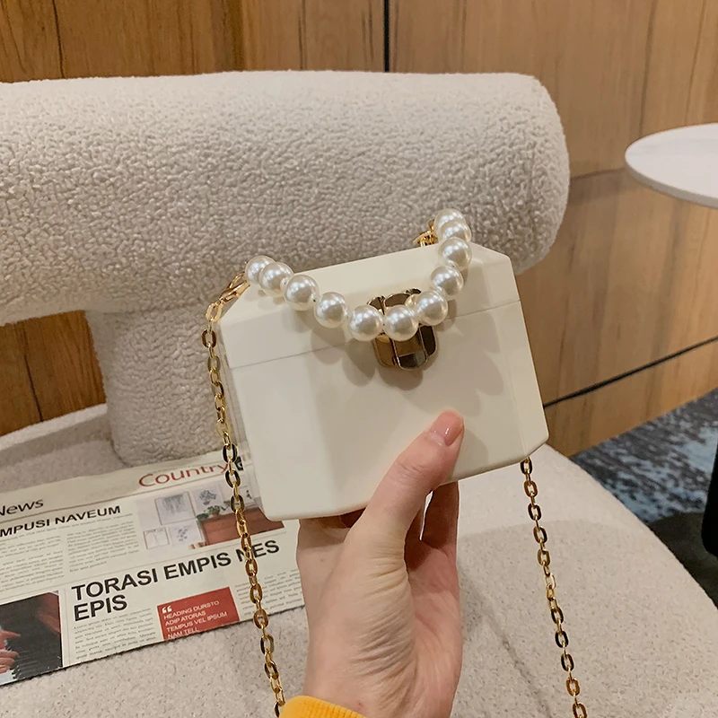 Acrylic Box Handbags for Elegant Women Pearl Beads Decor Lock Chain Shoulder Bag Luxury Designer Purses Transparent Makeup Bag
Acrylic Box Handbags for Elegant Women Pearl Beads Decor Lock Chain Shoulder Bag Luxury Designer Purses Transparent Makeup Bag