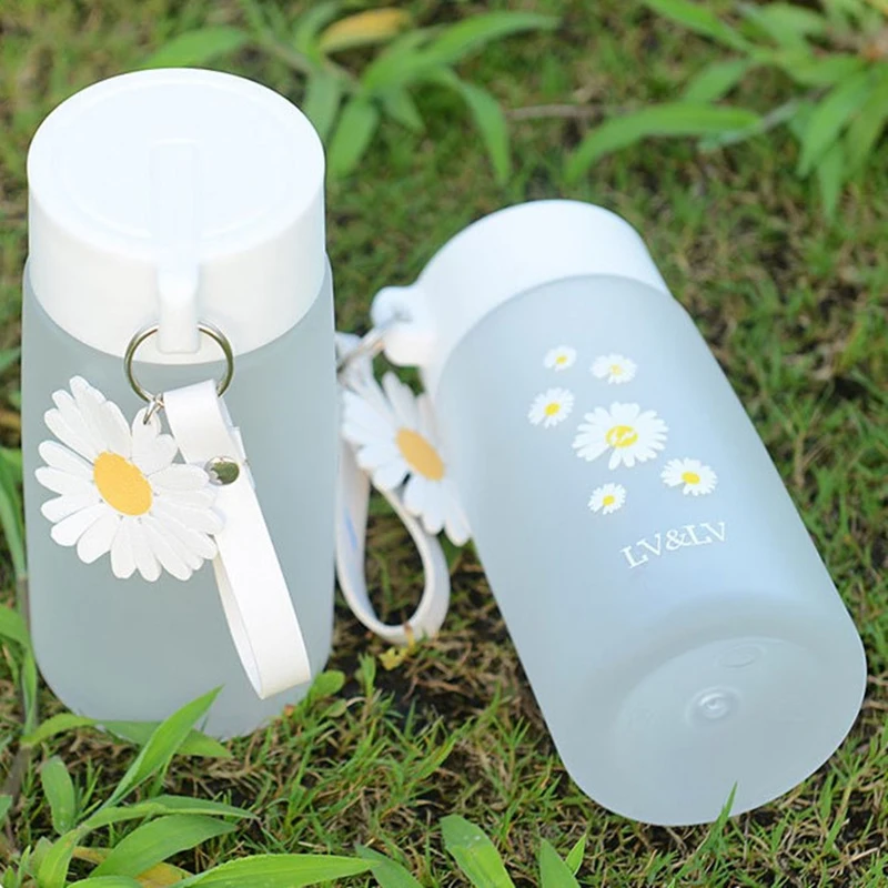 480ml Small Daisy Cute Plastic Water Bottles Water Bottle for Children Creative Frosted with Portable Mug Rope Dropshipping
480ml Small Daisy Cute Plastic Water Bottles Water Bottle for Children Creative Frosted with Portable Mug Rope Dropshipping