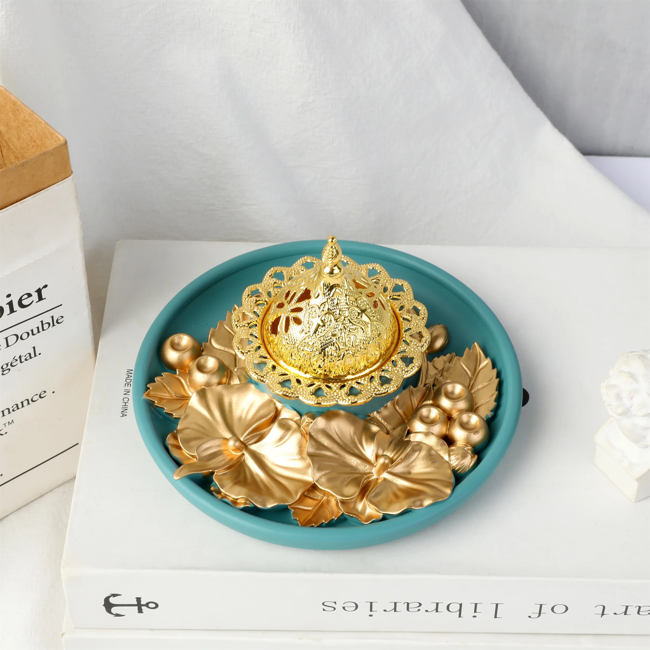 Luxury Arab Incense Burner Holder Resin Plate Censer With Gold Folwer Cone Sandalwood Temples Yoga Studios Home Decoration
Luxury Arab Incense Burner Holder Resin Plate Censer With Gold Folwer Cone Sandalwood Temples Yoga Studios Home Decoration