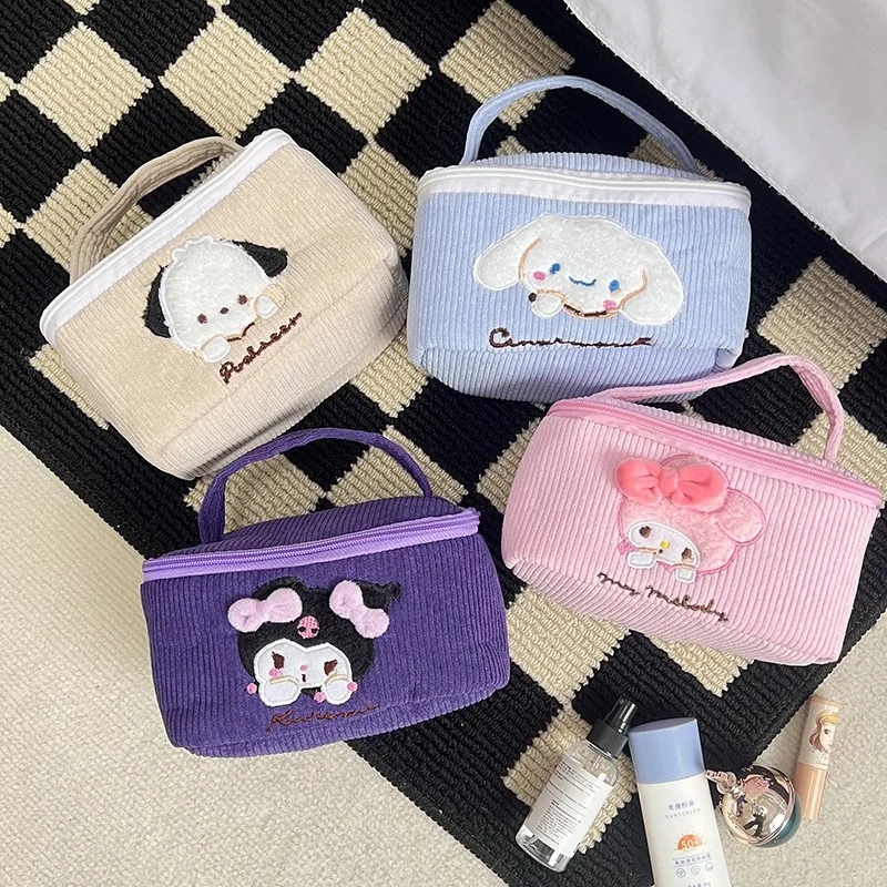 Sanrio Cinnamoroll Милая мультяшная портативная косметичка моя мелодия полакко куроми Вельветовая сумка для хранения принадлежностей праздничный подарок 
Sanrio Cinnamoroll Милая мультяшная портативная косметичка моя мелодия полакко куроми Вельветовая сумка для хранения принадлежностей праздничный подарок