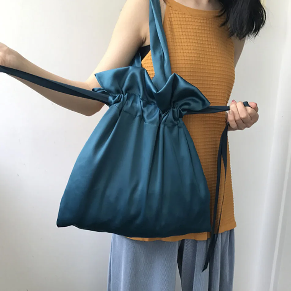 New simple lattice women handbag Tote pack large capacity portable shopping bag Smooth satin handbag with shoulder bag
New simple lattice women handbag Tote pack large capacity portable shopping bag Smooth satin handbag with shoulder bag