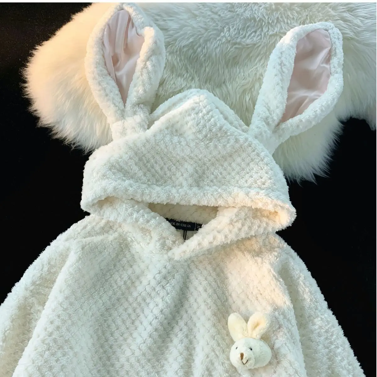 Kawaii rabbit ear hooded plush sweater for men and women loose soft waxy cute plush sweater coat autumn and winter
Kawaii rabbit ear hooded plush sweater for men and women loose soft waxy cute plush sweater coat autumn and winter