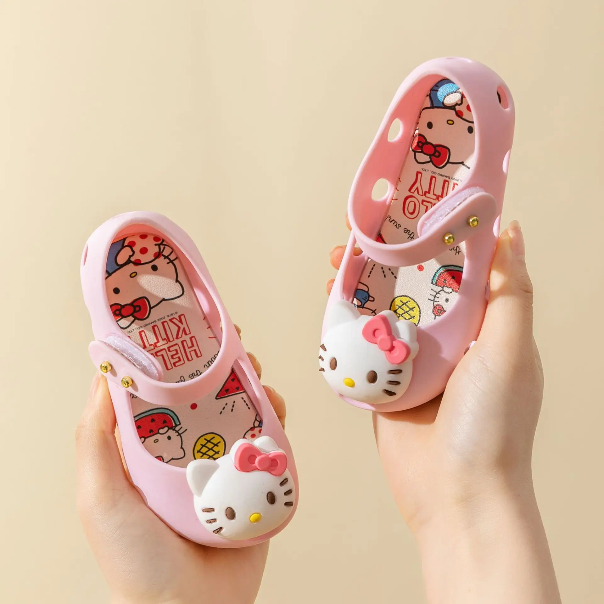 

Сандалии для девочек Kawaii Sanrios Kitty с героями мультфильмов, пляжная обувь с дырками, мягкая подошва, открытый носок, бант, нескользящая обувь, д...