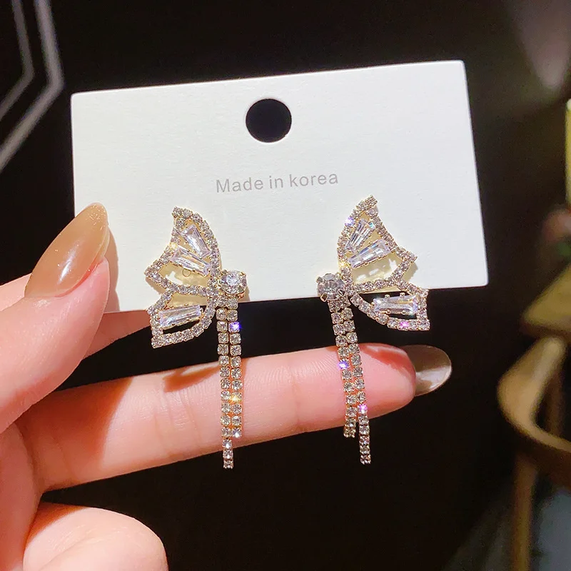 Classic Cute Butterfly Metal Tassel Pendant Earring For Women Shiny Crystal Drop Dangle Luxury Earrings Fashion Jewelry Gift
Classic Cute Butterfly Metal Tassel Pendant Earring For Women Shiny Crystal Drop Dangle Luxury Earrings Fashion Jewelry Gift