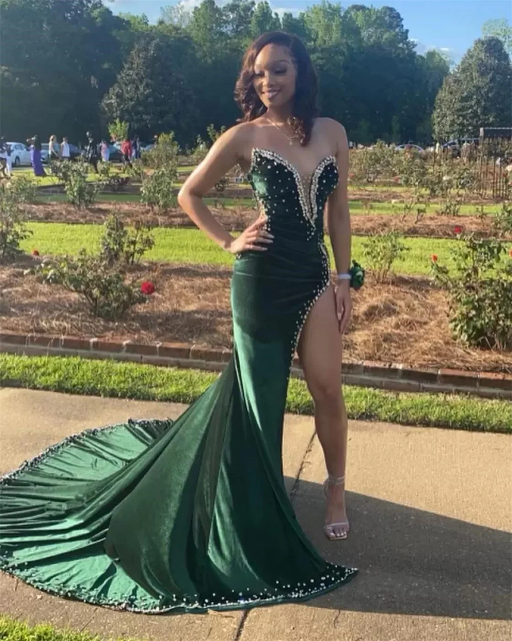 2023 Green Velour Mermaid Evening Dresses Beaded Plunging Neck Sexy Side Split Prom Gowns Sweep Train Formal Pageant Girls Wear
2023 Green Velour Mermaid Evening Dresses Beaded Plunging Neck Sexy Side Split Prom Gowns Sweep Train Formal Pageant Girls Wear