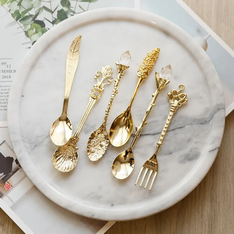 1set 6pcs Vintage Spoons Fork Mini Royal Style Metal Gold Carved Coffee Snacks Fruit Prikkers Dessert Fork Kitchen Tool Teaspoon
1set 6pcs Vintage Spoons Fork Mini Royal Style Metal Gold Carved Coffee Snacks Fruit Prikkers Dessert Fork Kitchen Tool Teaspoon