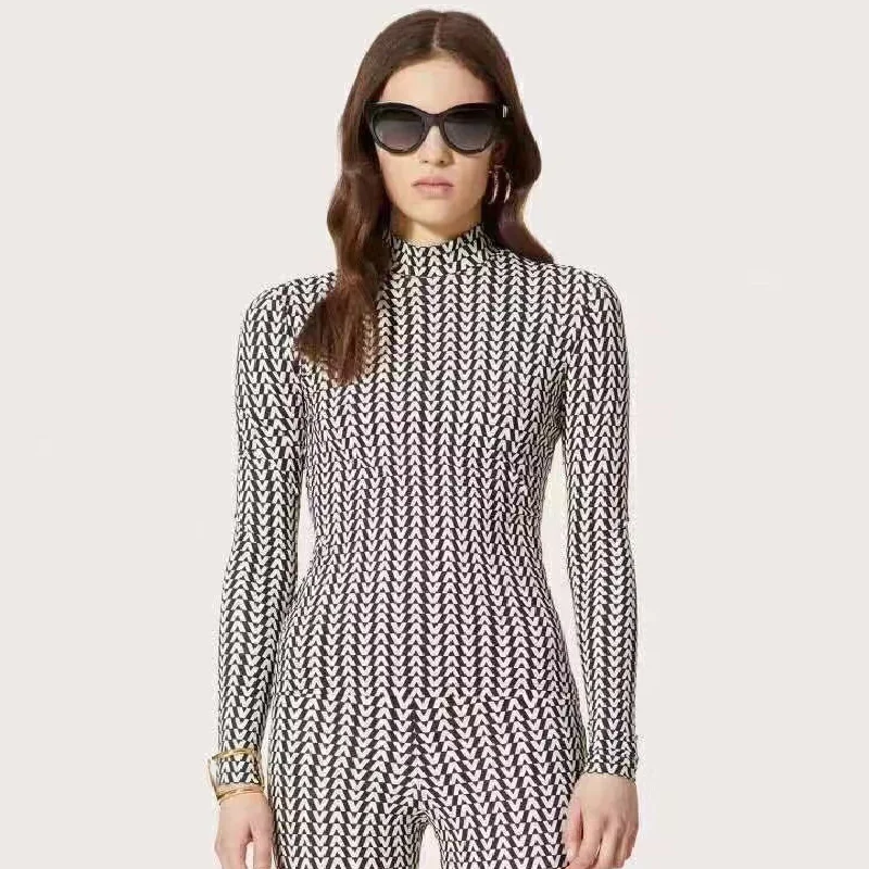 2022high quality women's suit fashion full body V-letter printing long sleeved women's T-shirt + temperament high waist Leggings
2022high quality women's suit fashion full body V-letter printing long sleeved women's T-shirt + temperament high waist Leggings
