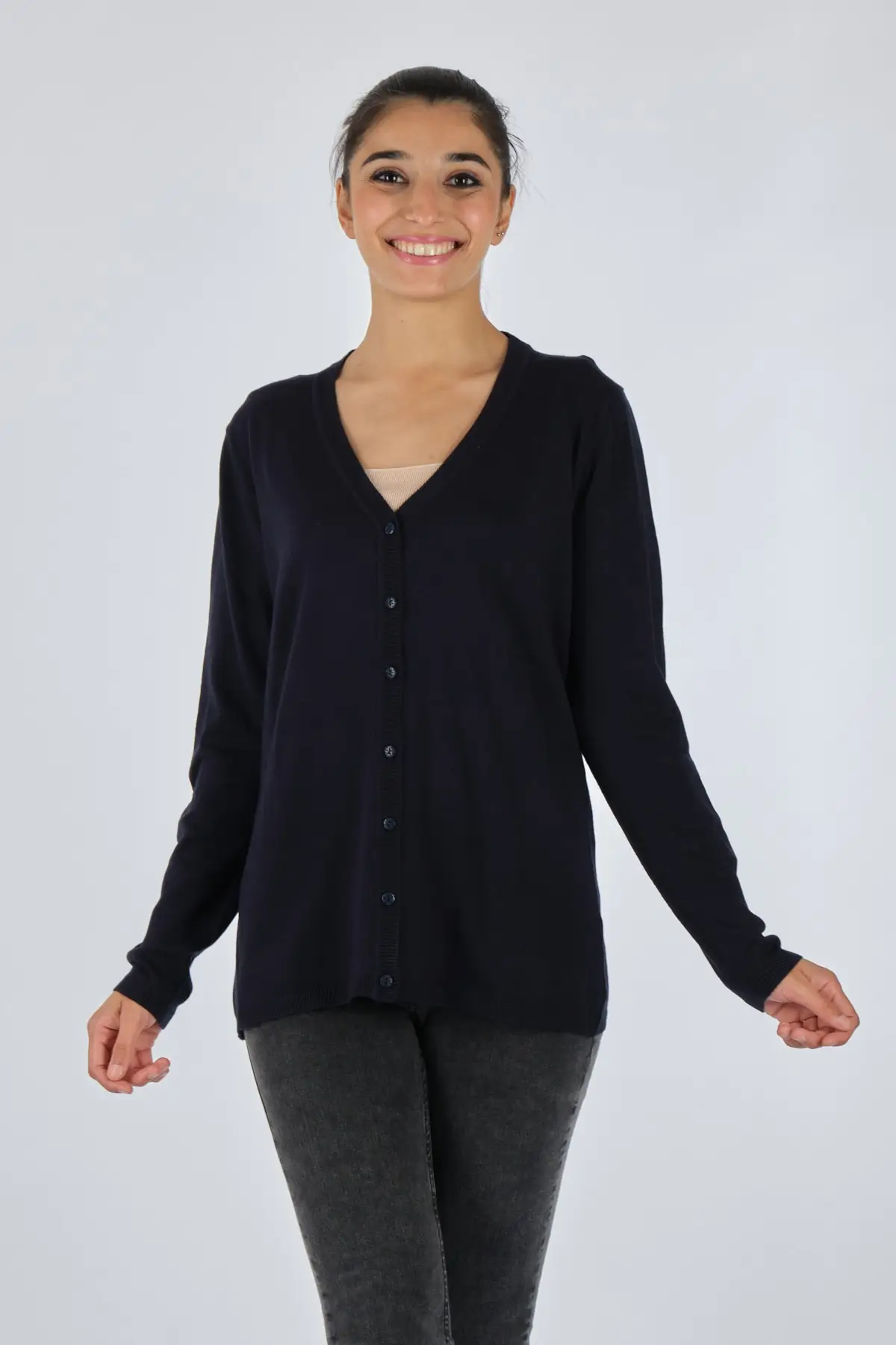 Женский кардиган на пуговицах с V-образным вырезом и длинным рукавом
Женский кардиган на пуговицах с V-образным вырезом и длинным рукавом