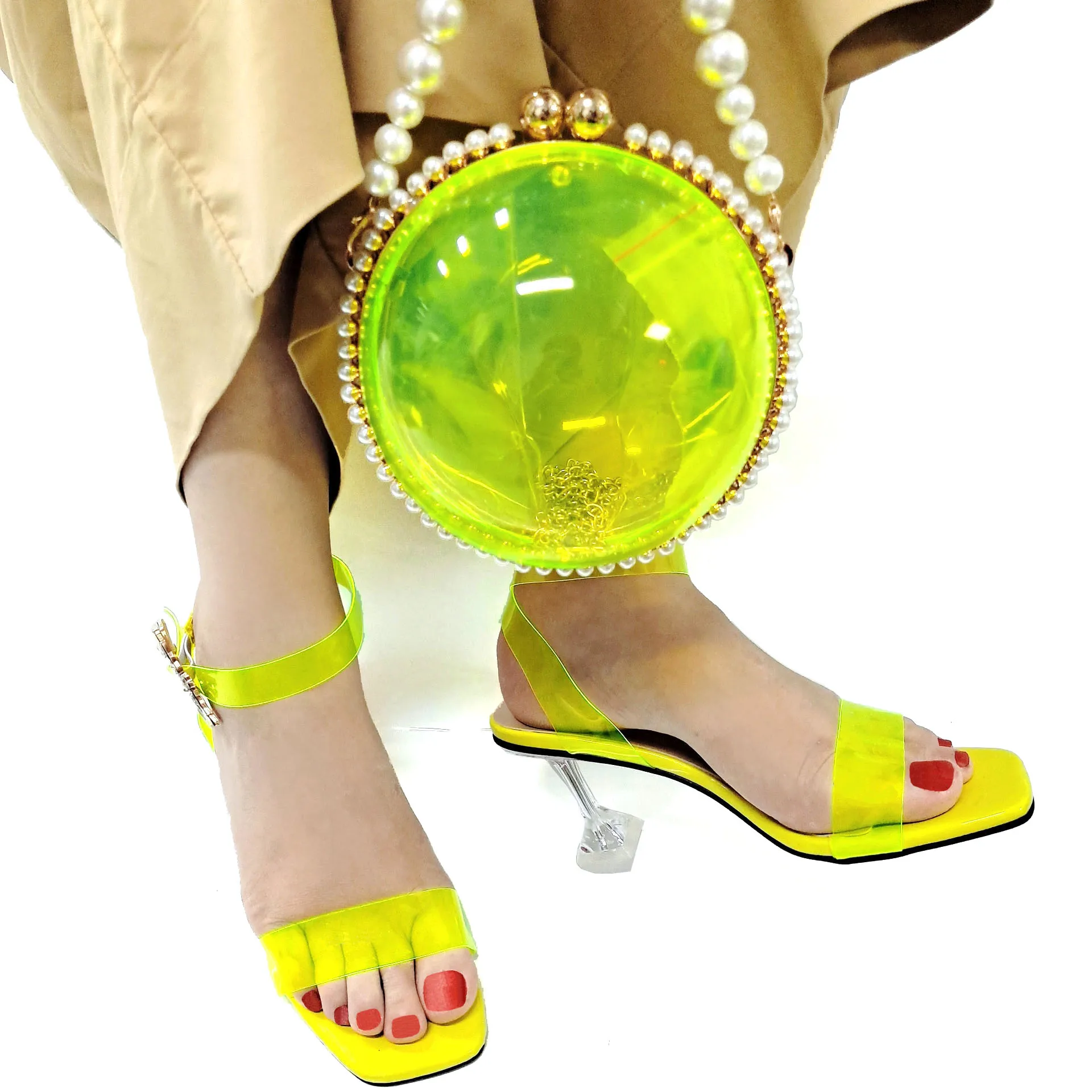 

Новое поступление, благородный итальянский дизайн, элегантная стильная женская обувь и сумка желтого цвета с кристаллами, украшенная фотоэлементами