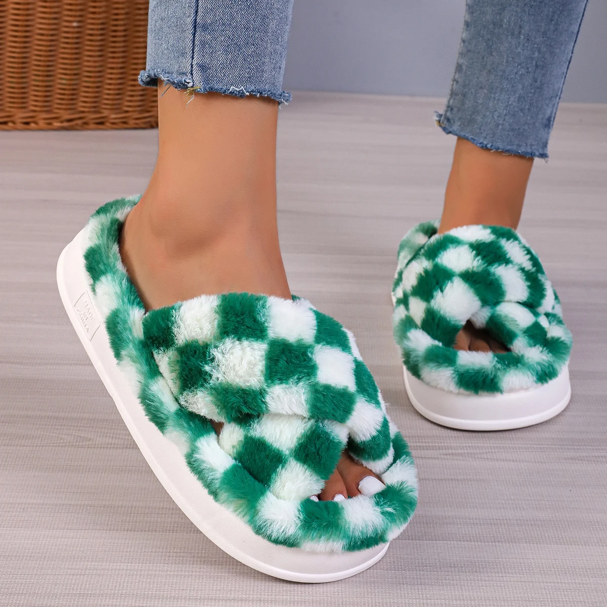 Winter New Women Fur Slippers Home Solid Color Bedroom Living Room Fashion Simplicity Faux Fur Warm Flat Slippers
Winter New Women Fur Slippers Home Solid Color Bedroom Living Room Fashion Simplicity Faux Fur Warm Flat Slippers