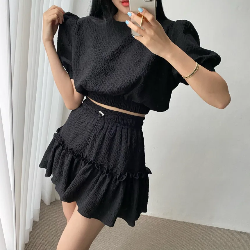 Korean Chic 2022 Summer Women O-Neck Puff Sleeve Black Crop Top + Elastic Waist Ruffles Mini Skirts Casual Students Outfits
Korean Chic 2022 Summer Women O-Neck Puff Sleeve Black Crop Top + Elastic Waist Ruffles Mini Skirts Casual Students Outfits