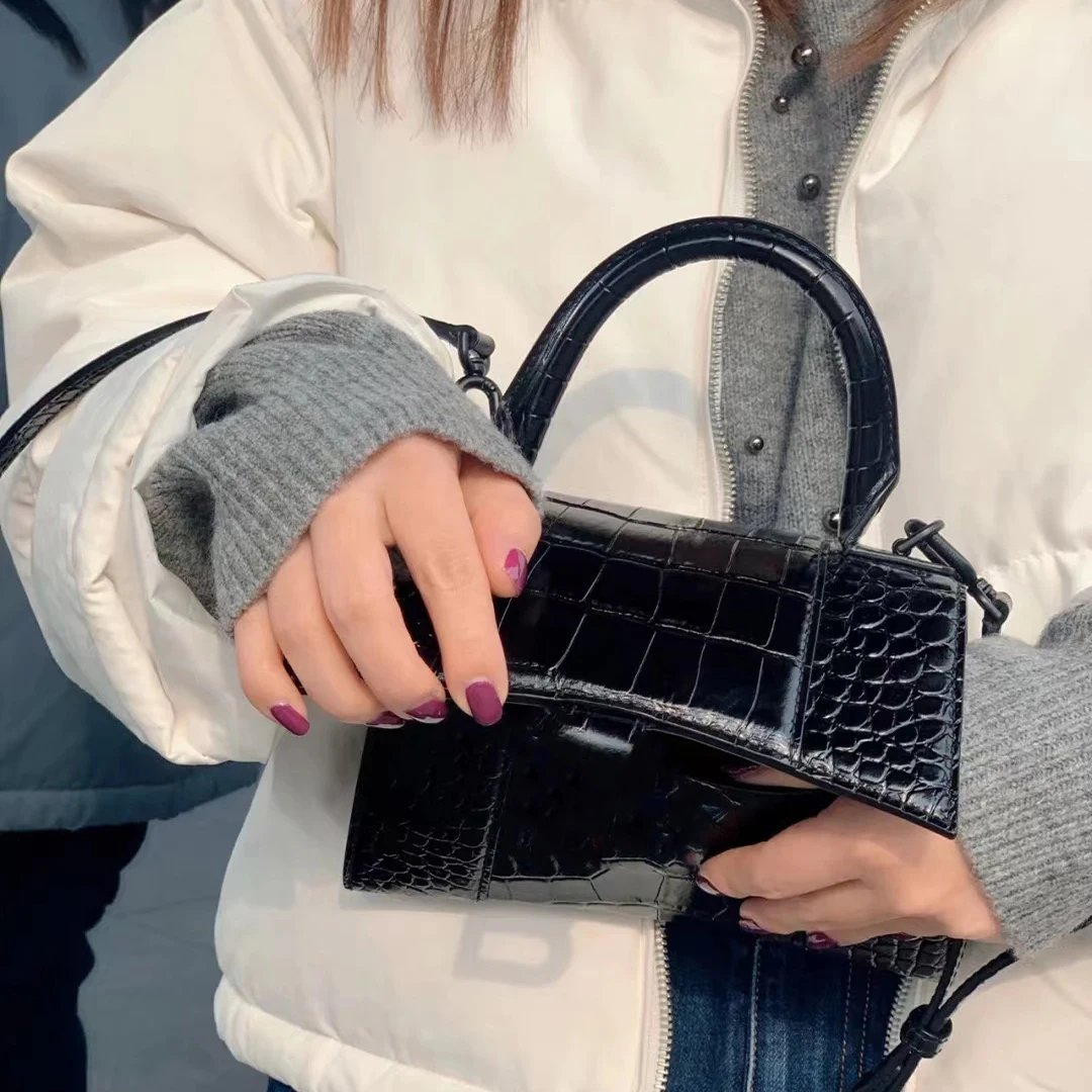 High-quality Fashion 100% Top Leather Handbag Luxury Shoulder Hourglass Bag Arc Slung Handbag Cowhide Large Capacity Woman's Bag
High-quality Fashion 100% Top Leather Handbag Luxury Shoulder Hourglass Bag Arc Slung Handbag Cowhide Large Capacity Woman's Bag