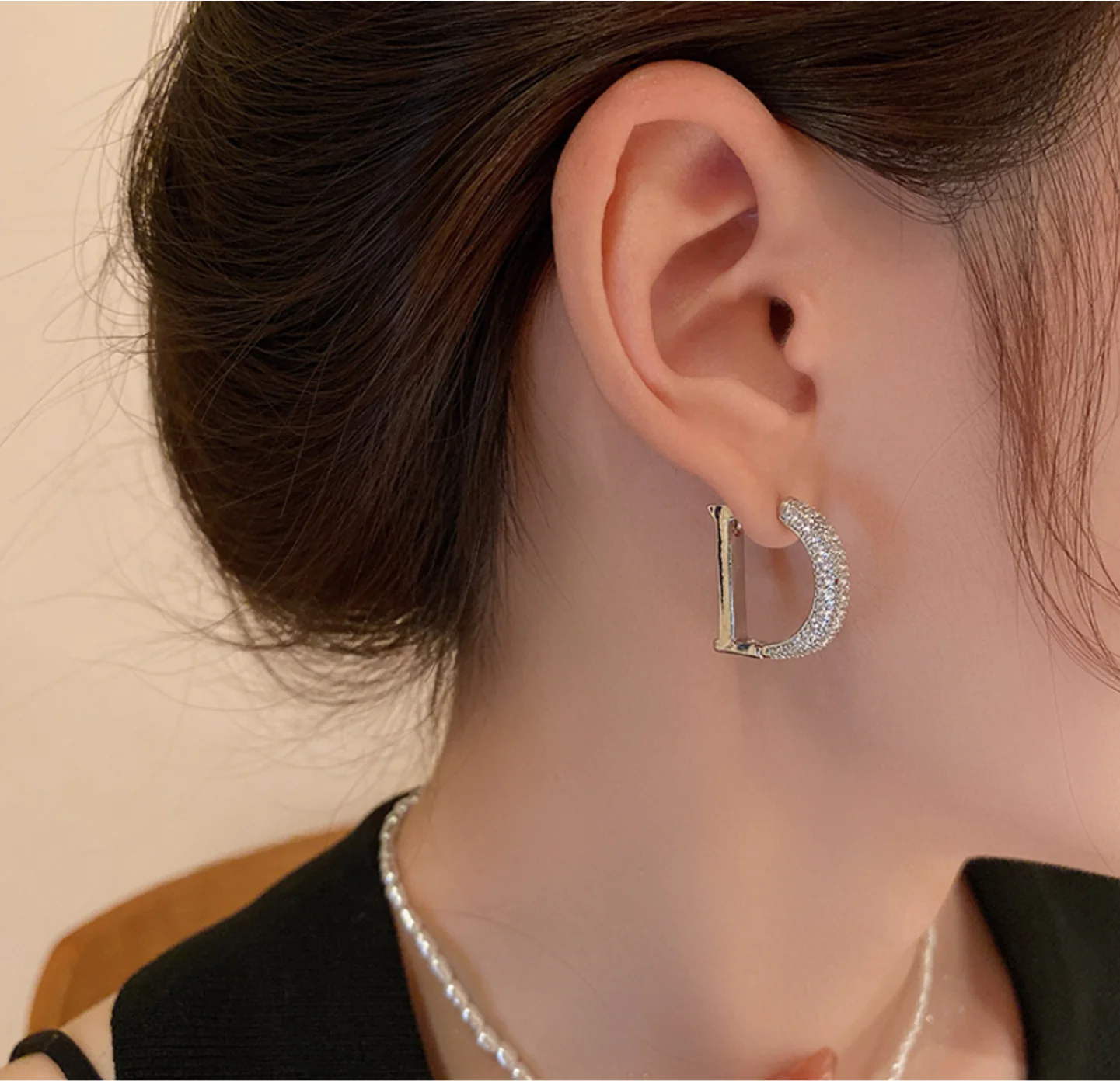 2022 new trend Copper zircon letter D Rhinestone simple design Earrings for women Fashion Jewelry
2022 new trend Copper zircon letter D Rhinestone simple design Earrings for women Fashion Jewelry