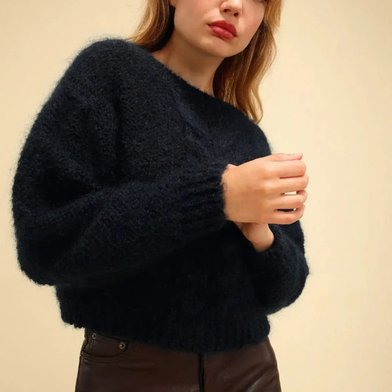 2023 Autumn and Winter New Mohair Knitted Pullover O-neck Women's Temperament Commuter Long-sleeved Short Sweater
2023 Autumn and Winter New Mohair Knitted Pullover O-neck Women's Temperament Commuter Long-sleeved Short Sweater