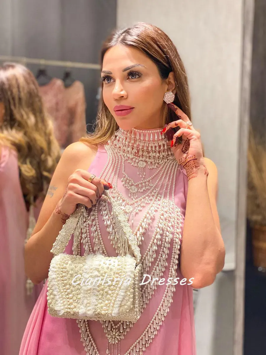 Pink High Neck Dubai Evening Dress A-Line Sleeveless Pearls Beading Chiffon Saudi Arabic Formal Party Gown
Pink High Neck Dubai Evening Dress A-Line Sleeveless Pearls Beading Chiffon Saudi Arabic Formal Party Gown