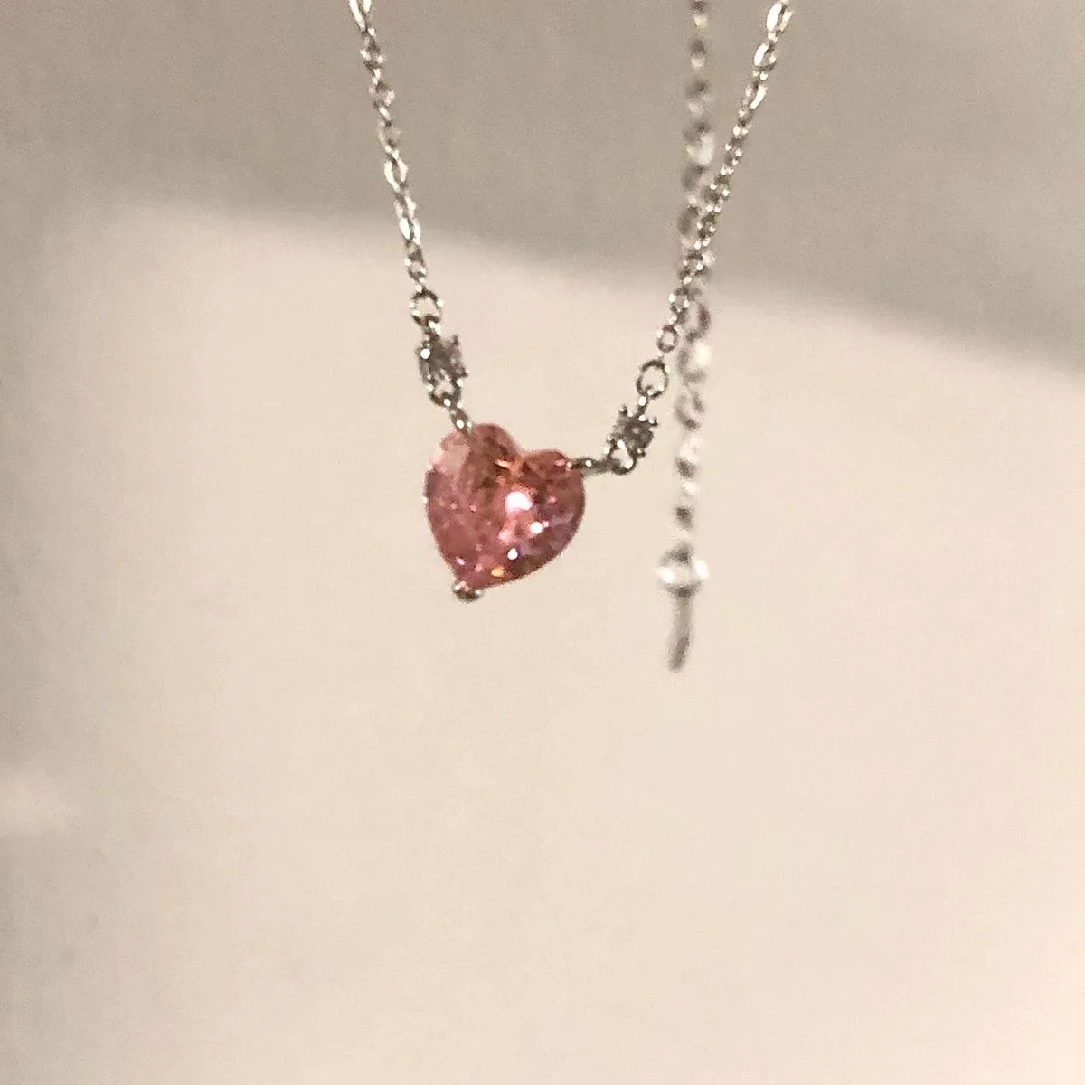 Lock Pink Rhinestone Love Pendant Necklace Niche Design Sense Collarbone Chain Simple Zircon Necklace Jewelry Gifts
Lock Pink Rhinestone Love Pendant Necklace Niche Design Sense Collarbone Chain Simple Zircon Necklace Jewelry Gifts