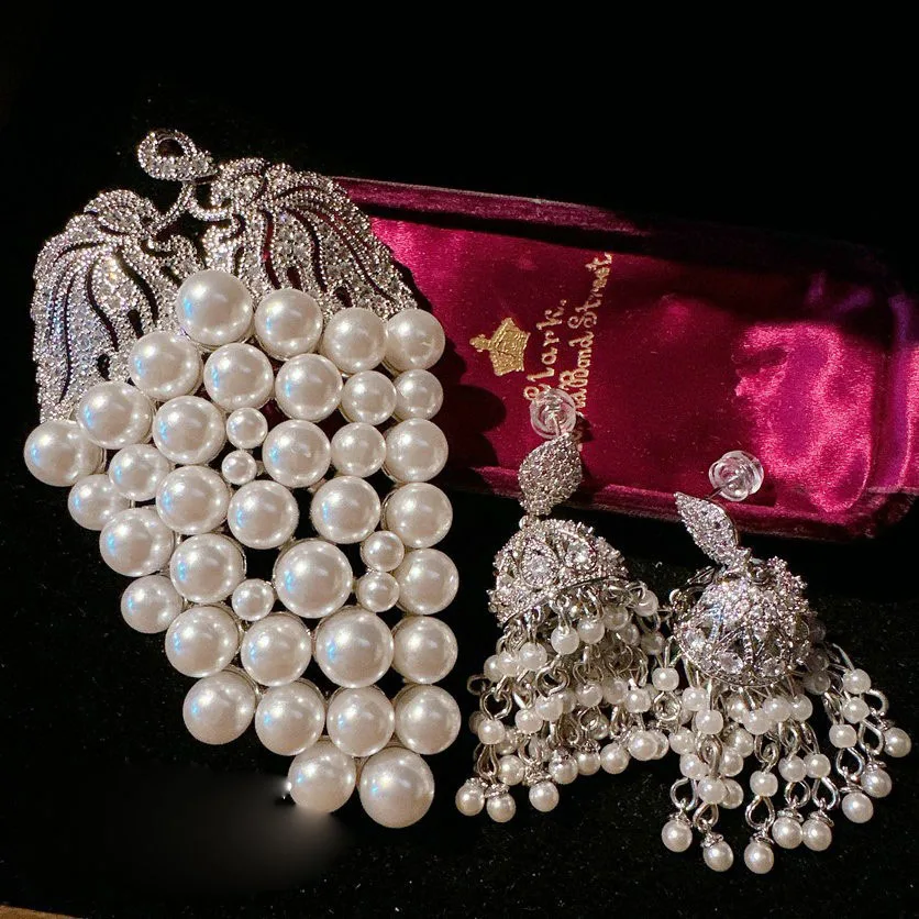 2023 Women Sotheby's grape pearl gemstone brooch noble lady flower vine Deep sea bead grape bunch
2023 Women Sotheby's grape pearl gemstone brooch noble lady flower vine Deep sea bead grape bunch