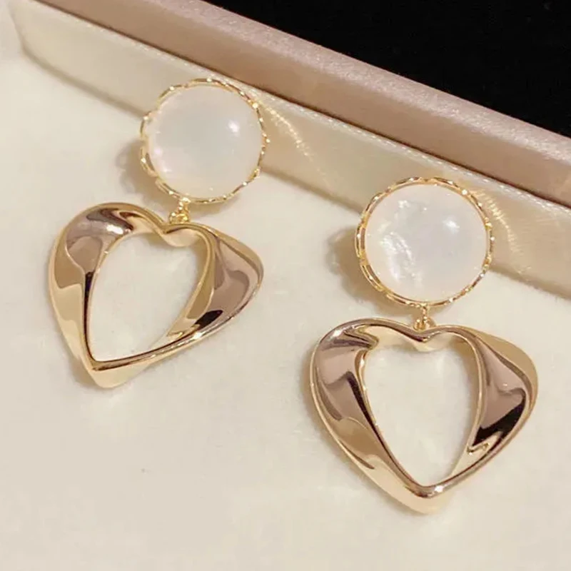 Korean Fashion Metal Hollow Heart Pendant Earrings High Quality Simple Elegant Vintage Women Earrings 2022 Personality Jewelry
Korean Fashion Metal Hollow Heart Pendant Earrings High Quality Simple Elegant Vintage Women Earrings 2022 Personality Jewelry