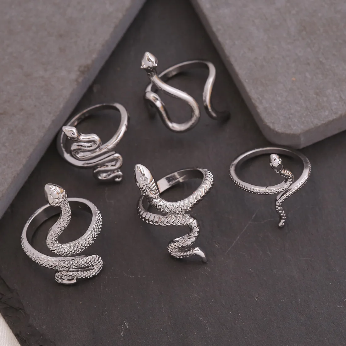 Retro Punk Gothic Winding Snake Ring For Women Men Personality Adjustable Animal Serpentine Rings Fashion Jewelry Nightclub Gift
Retro Punk Gothic Winding Snake Ring For Women Men Personality Adjustable Animal Serpentine Rings Fashion Jewelry Nightclub Gift