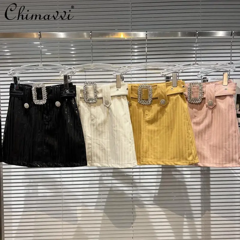 Feminine New 2022 Autumn Fashion Big Rhinestone Belt Vertical Stripes PU Leather Skirt High Waist Slim Elegatn Skirts for Women
Feminine New 2022 Autumn Fashion Big Rhinestone Belt Vertical Stripes PU Leather Skirt High Waist Slim Elegatn Skirts for Women
