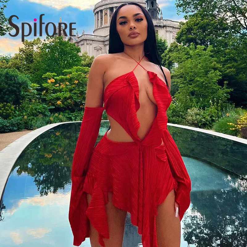 Женское мини-платье с расклешенным рукавом, открытой спиной и лямкой на шее
Женское мини-платье с расклешенным рукавом, открытой спиной и лямкой на шее