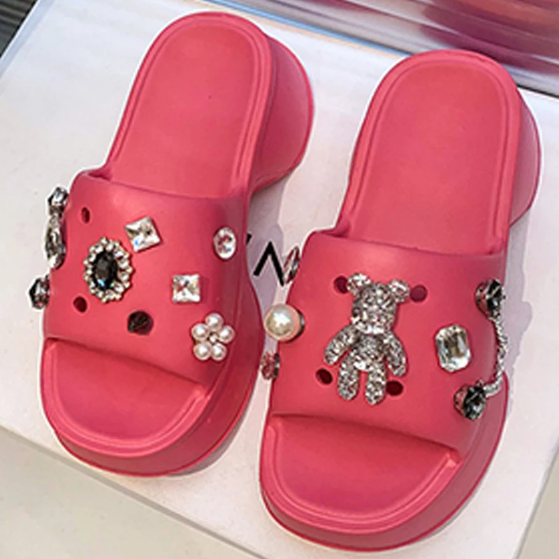 5.5CM Platfrom Decor Vented Clogs Slides Crystal Bear Pearls Women Shoes Outdoor Beach Sandals Summer for Girls Pink Slippers
5.5CM Platfrom Decor Vented Clogs Slides Crystal Bear Pearls Women Shoes Outdoor Beach Sandals Summer for Girls Pink Slippers