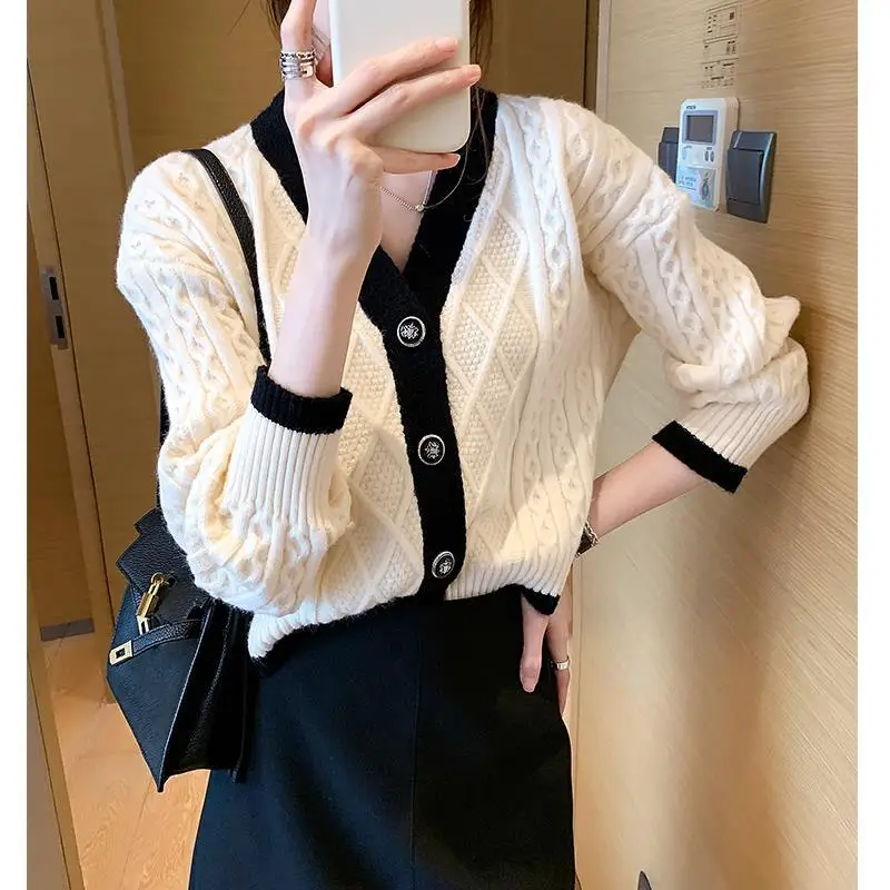 Spring and Autumn Knit Cardigan Wool V-neck Jumper Top Single Breasted Simple Slim Women White Black Patchwork Sweater T09
Spring and Autumn Knit Cardigan Wool V-neck Jumper Top Single Breasted Simple Slim Women White Black Patchwork Sweater T09