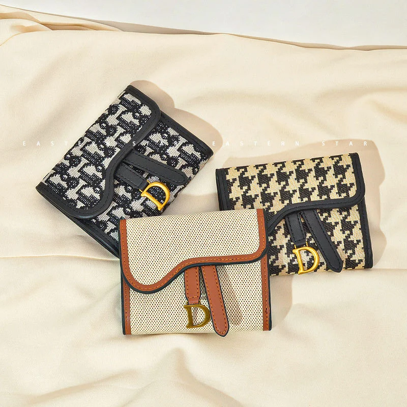 Niche Design 2023 New Retro Fashion Contrast Folding R Lines Printed Short Small Bag Luxury Femaler Card Holder Coin Purse
Niche Design 2023 New Retro Fashion Contrast Folding R Lines Printed Short Small Bag Luxury Femaler Card Holder Coin Purse