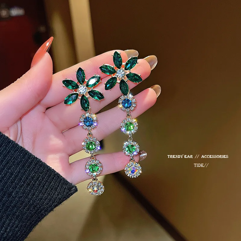 Green Flower Crystal Zircon Hanging Earrings Retro Long Tassel Earrings for Women Temperament Rhinestone Fashion Party Jewelry
Green Flower Crystal Zircon Hanging Earrings Retro Long Tassel Earrings for Women Temperament Rhinestone Fashion Party Jewelry