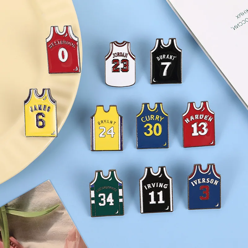 Эмалированные булавки Nba Star No.24 с номером Джерси для рюкзаков, отворотов, баскетбольных спортивных значков, брошь, украшение, аксессуары, юве...
Эмалированные булавки Nba Star No.24 с номером Джерси для рюкзаков, отворотов, баскетбольных спортивных значков, брошь, украшение, аксессуары, юве...