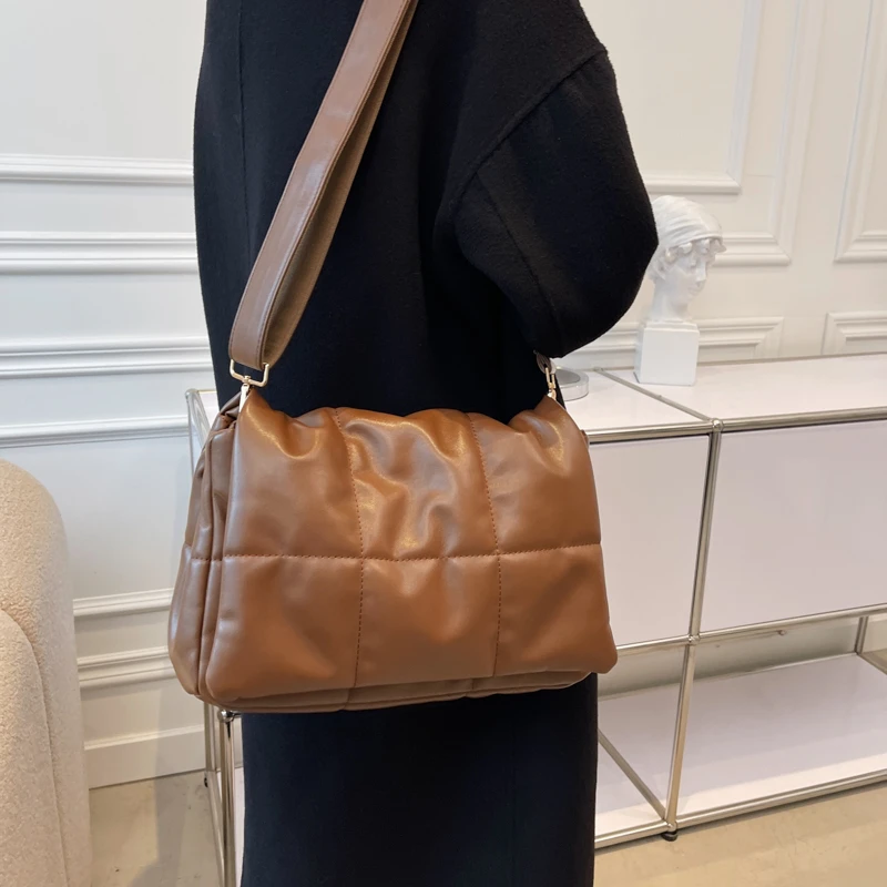 Designer Quilted Shoulder Bags for Women 2021 Casual Leather Messenger Bag Space Cotton Winter Warm Crossbody Bag Sac D'épaule
Designer Quilted Shoulder Bags for Women 2021 Casual Leather Messenger Bag Space Cotton Winter Warm Crossbody Bag Sac D'épaule